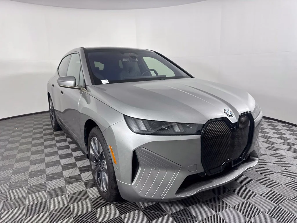 Used 2026 Silver BMW xDrive60 image 3