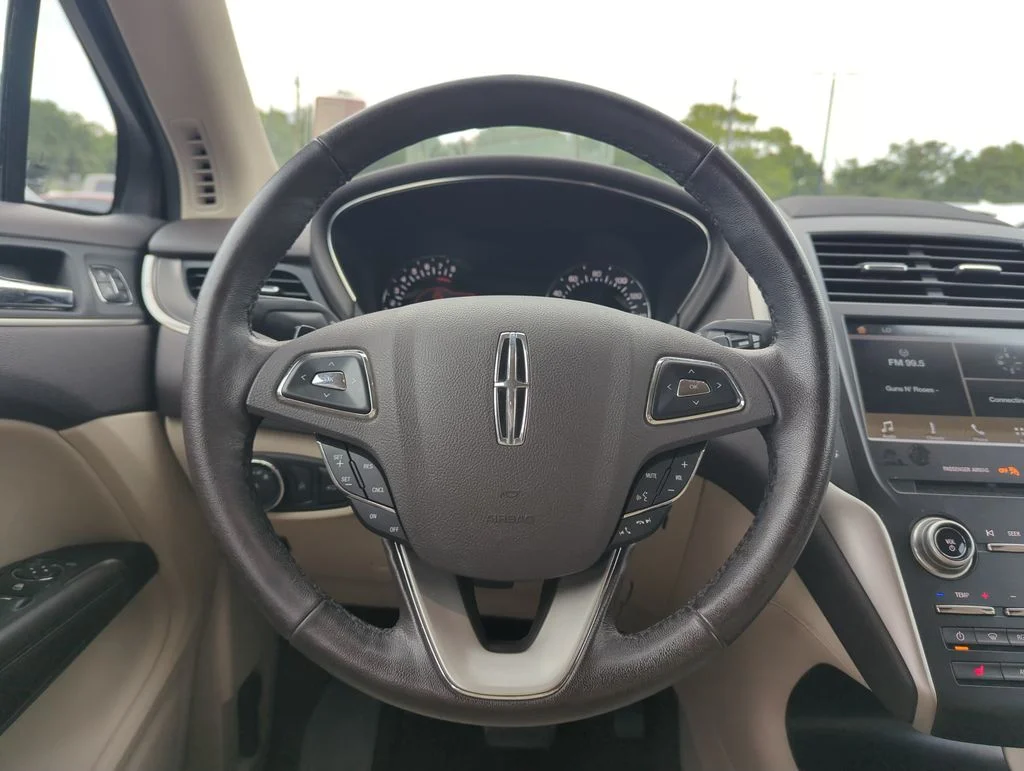 Used 2017 Black Lincoln Premiere image 17