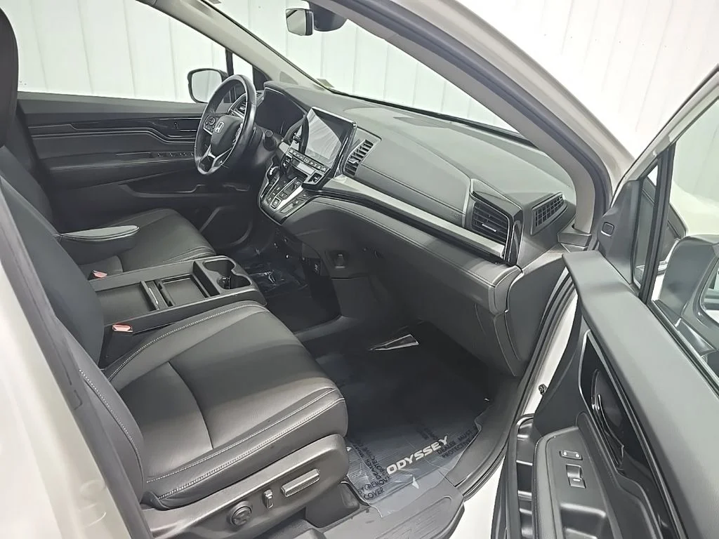 Used 2022 Platinum White Pearl Honda Touring image 16