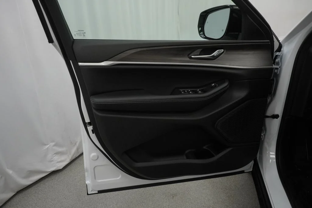 New 2026 Bright White Clear-Coat Exterior Paint Jeep Altitude image 28