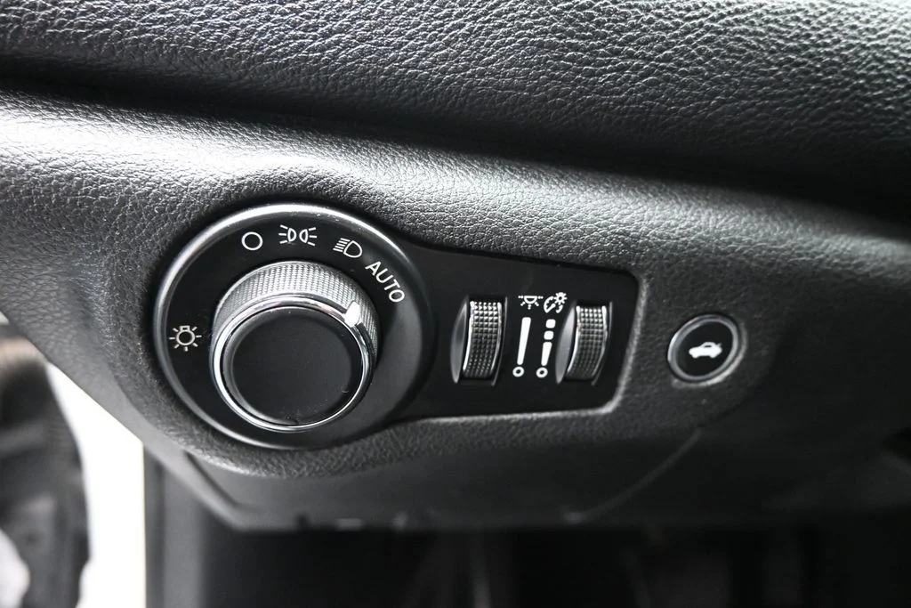 Used 2015 White Chrysler Limited image 11