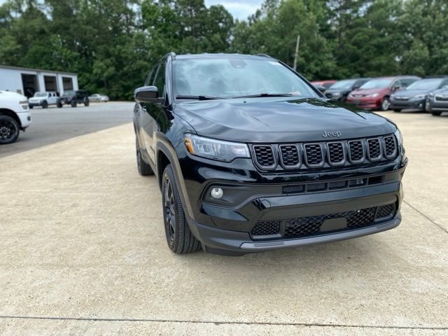 New 2026 Diamond Black Crystal Pearl-Coat Exterior Paint Jeep Latitude image 4