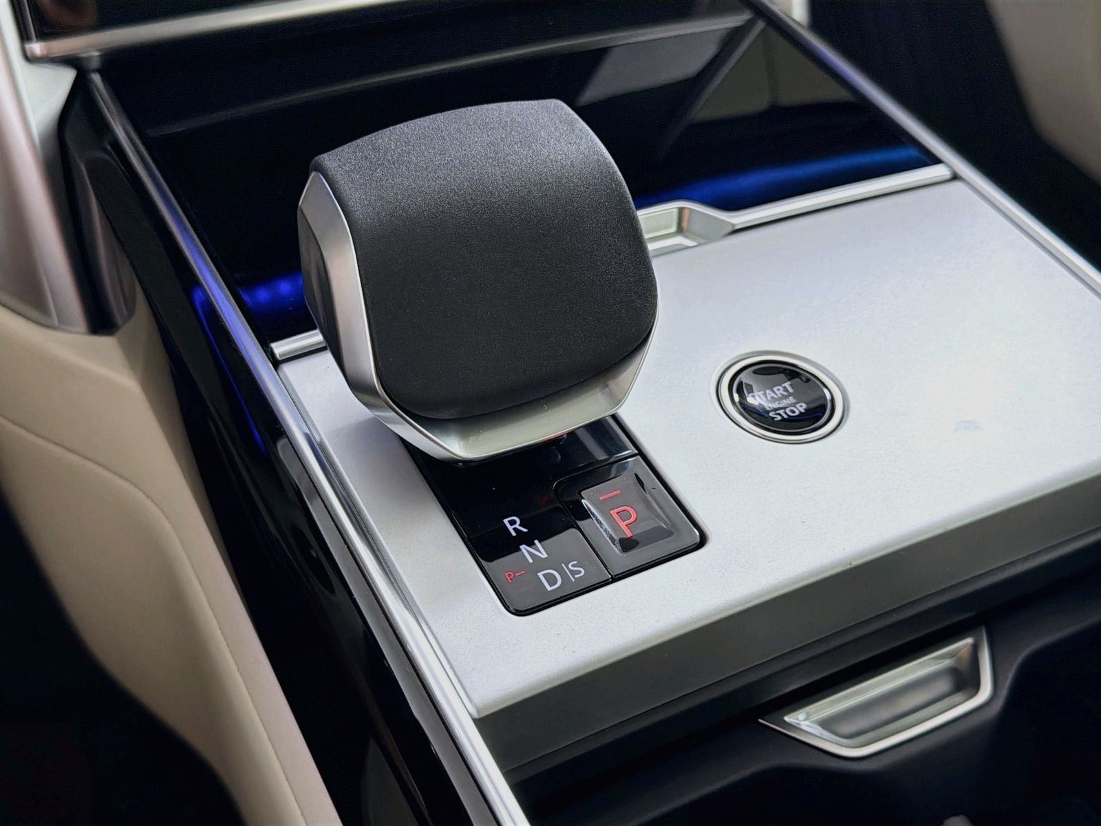 New 2026 Ostuni Pearl White Land Rover SE image 16