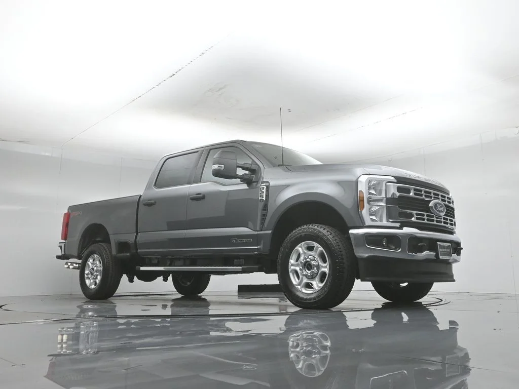 New 2026 Carbonized Gray Metallic Ford XLT image 3