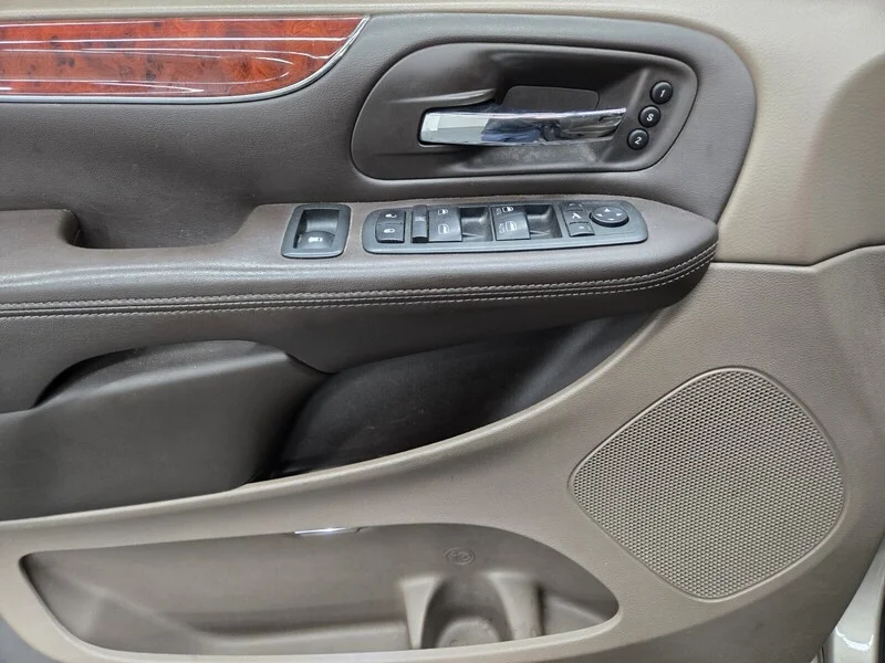 Used 2013 Cashmere Pearl Chrysler Limited image 14