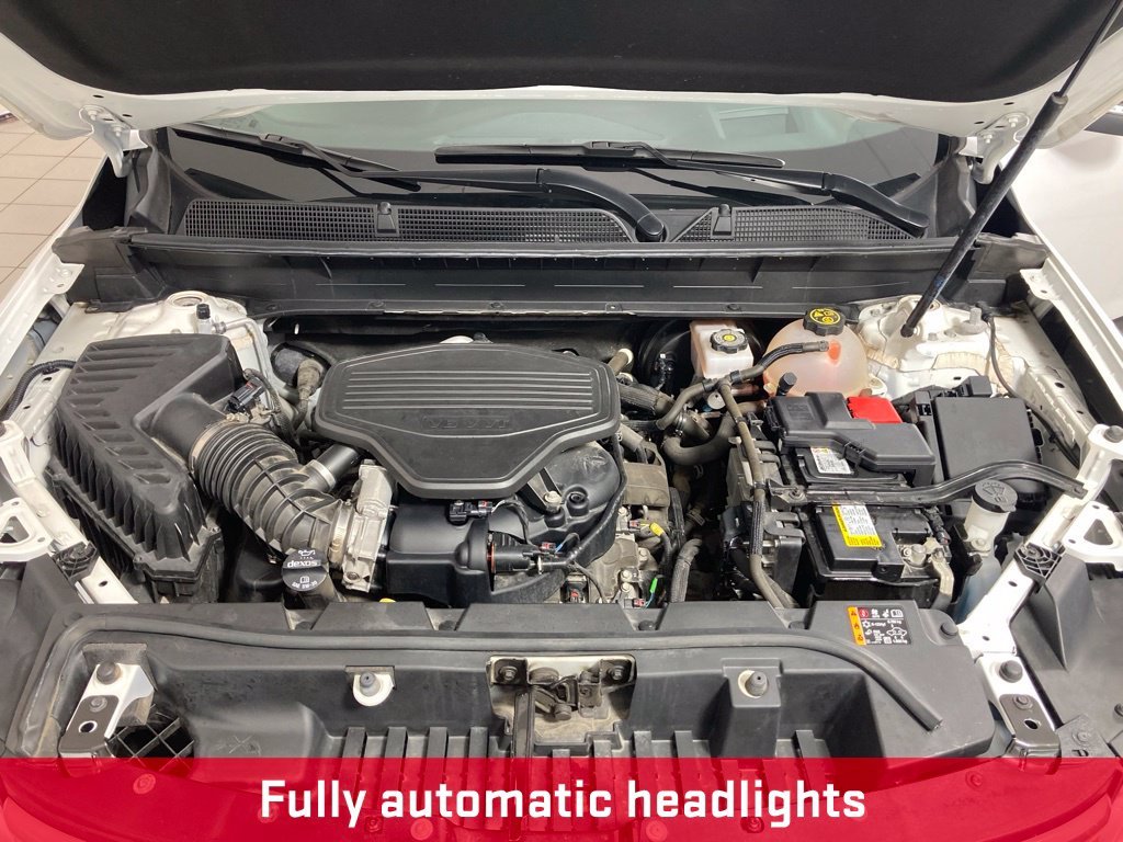 Used 2022 Summit White GMC AT4 image 31