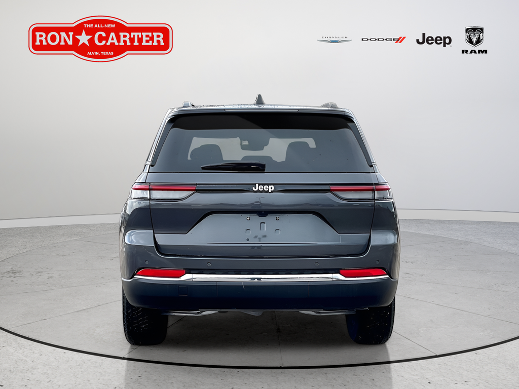 Used 2025 SELECT Jeep Laredo X image 5