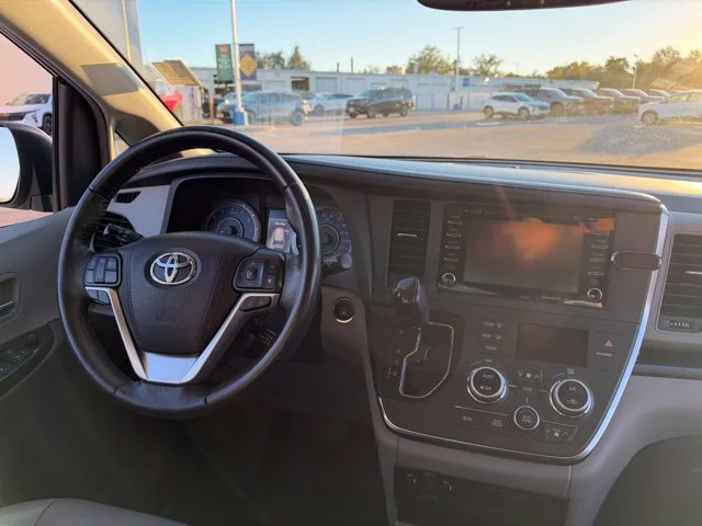 Used 2018 Silver Toyota XLE image 22