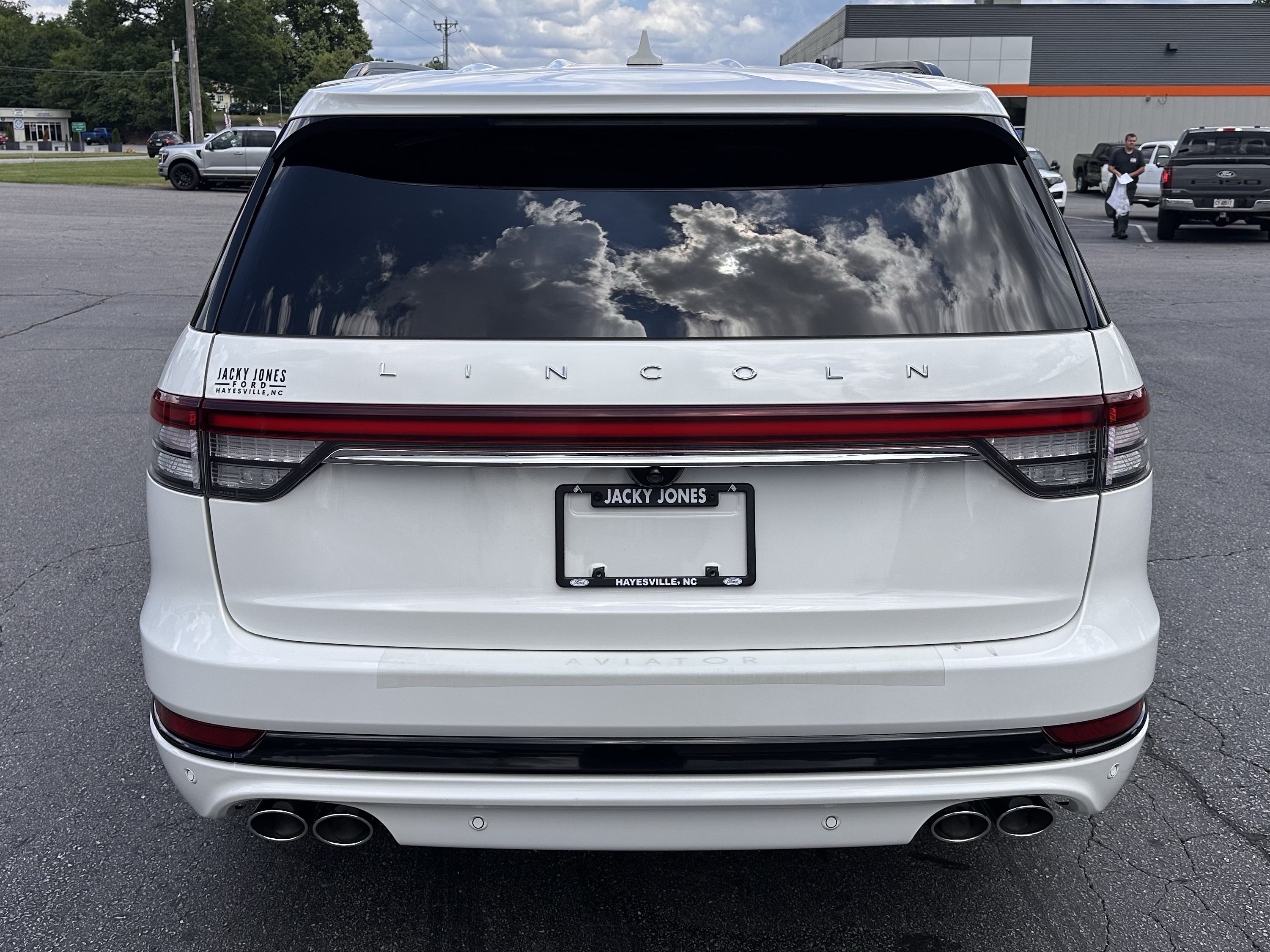 Used 2023 Pristine White Metallic Tri-Coat Lincoln Reserve image 7