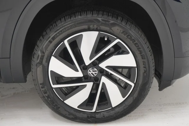 New 2026 Deep Black Pearl Volkswagen 2.0T SE w/Technology image 5