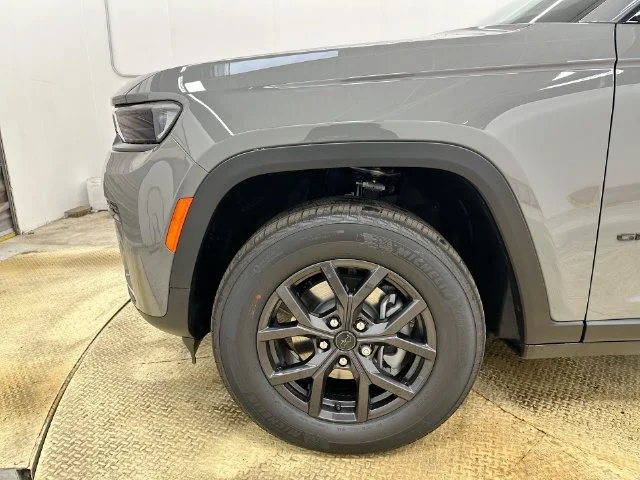 New 2027 Sting-Gray Clear-Coat Paint Jeep Laredo Altitude image 27