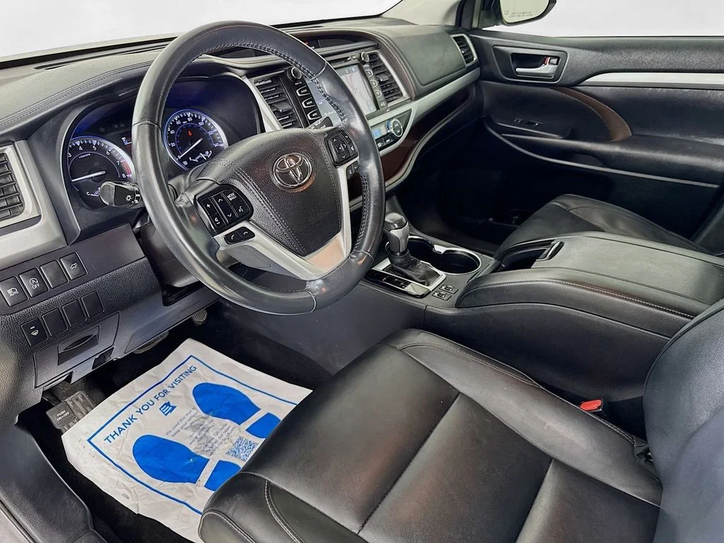 Used 2018 Gray Toyota XLE image 9