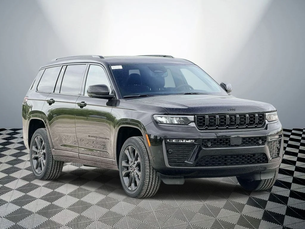New 2026 Diamond Black Crystal Pearl-Coat Exterior Paint Jeep Limited image 4