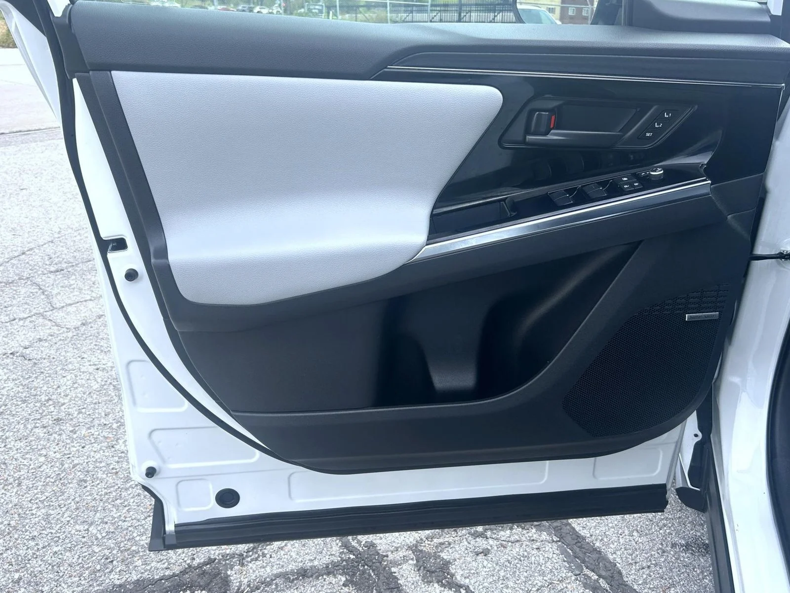 Used 2023 White Subaru Limited image 9