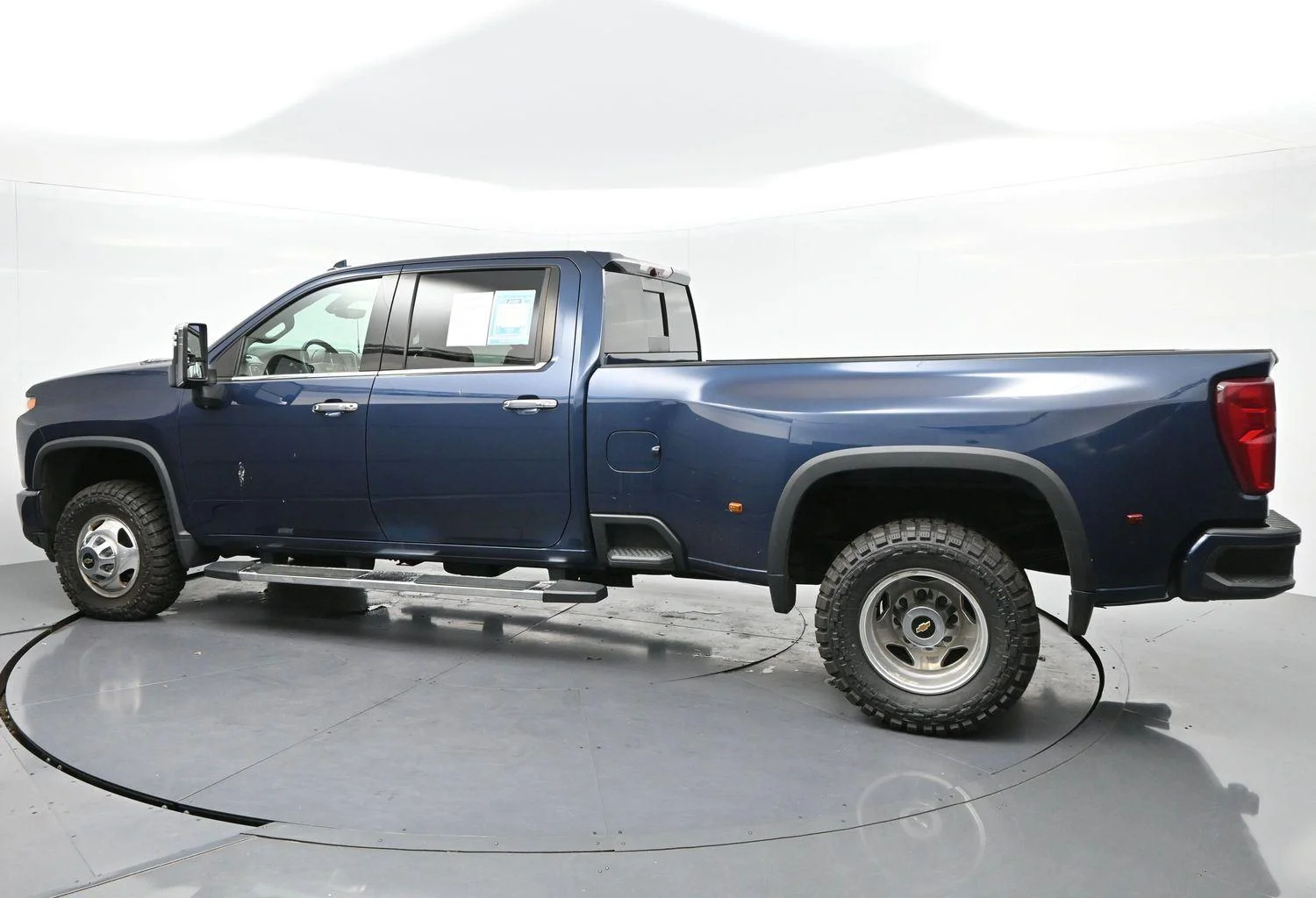 Used 2023 Northsky Blue Metallic Chevrolet High Country image 5