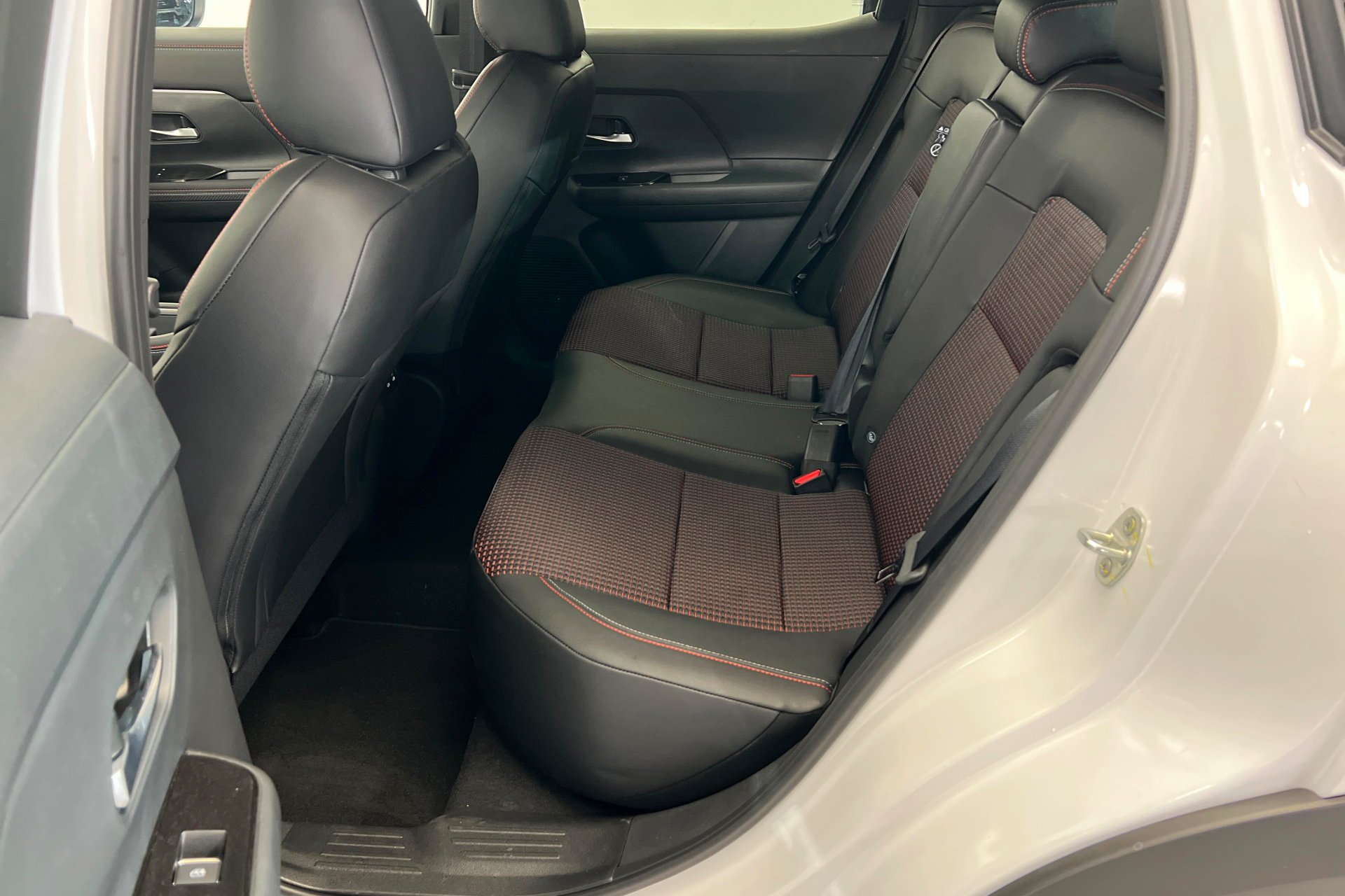 New 2026 Aspen White TriCoat / Super Black Two-tone Nissan SR image 22