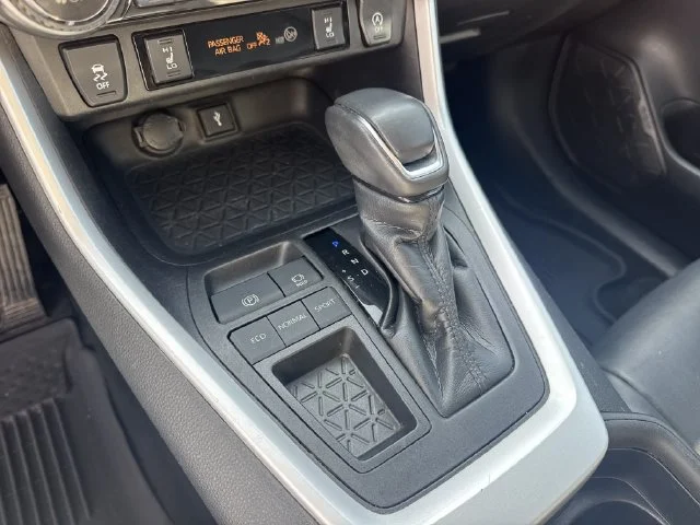 Used 2021 Silver Toyota XLE Premium image 31