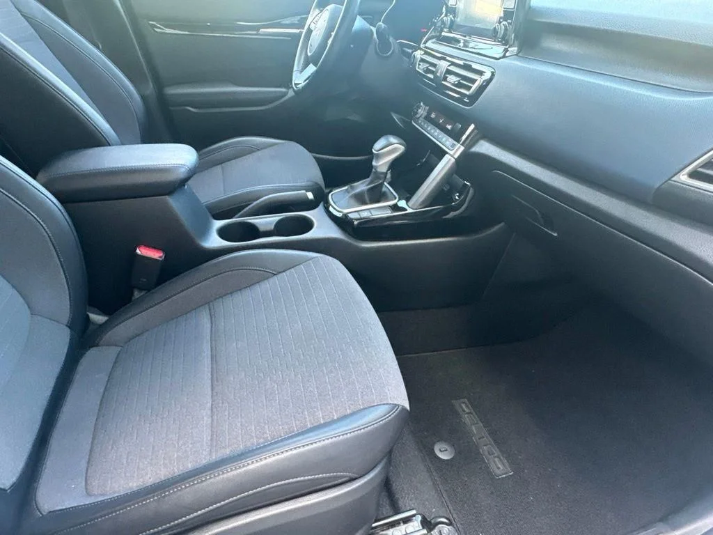Used 2023 White Kia S image 22