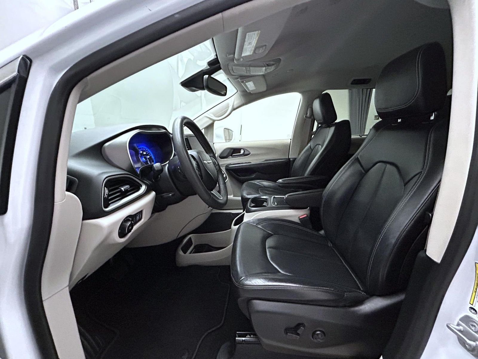 Used 2022 White Chrysler Touring L image 10