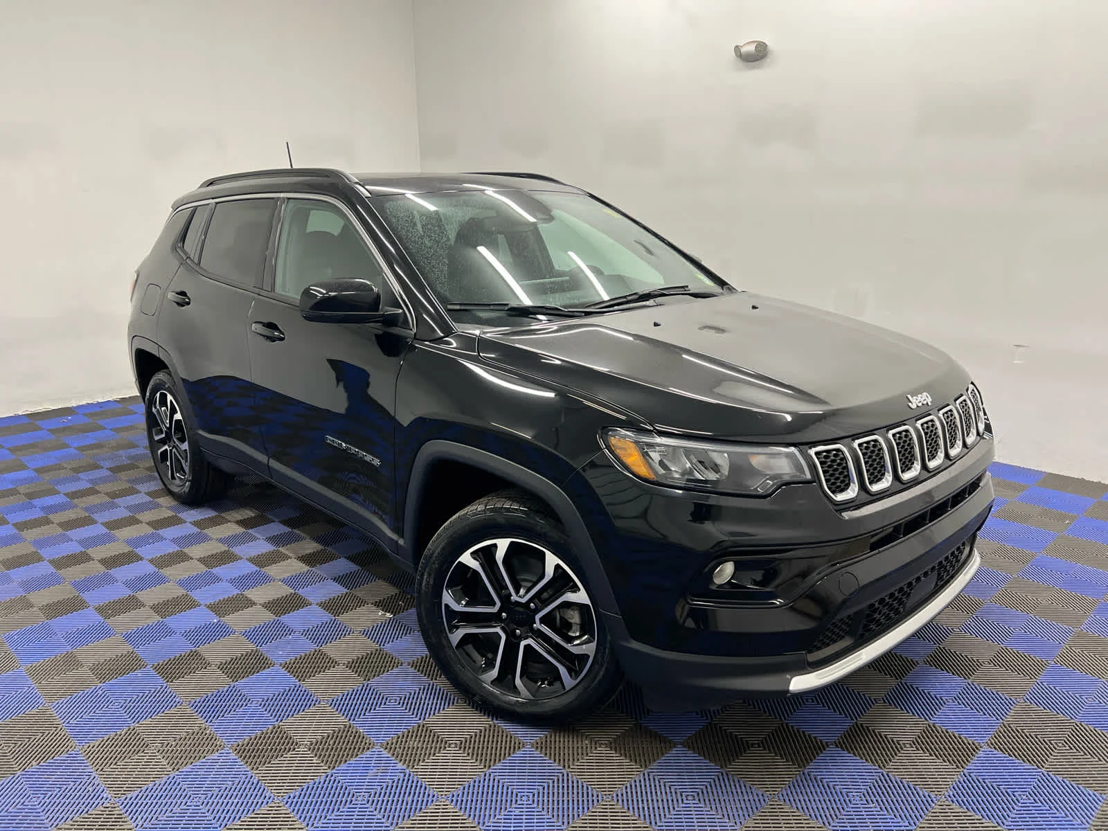 Used 2023 Diamond Black Crystal Pearlcoat Jeep Limited image 30