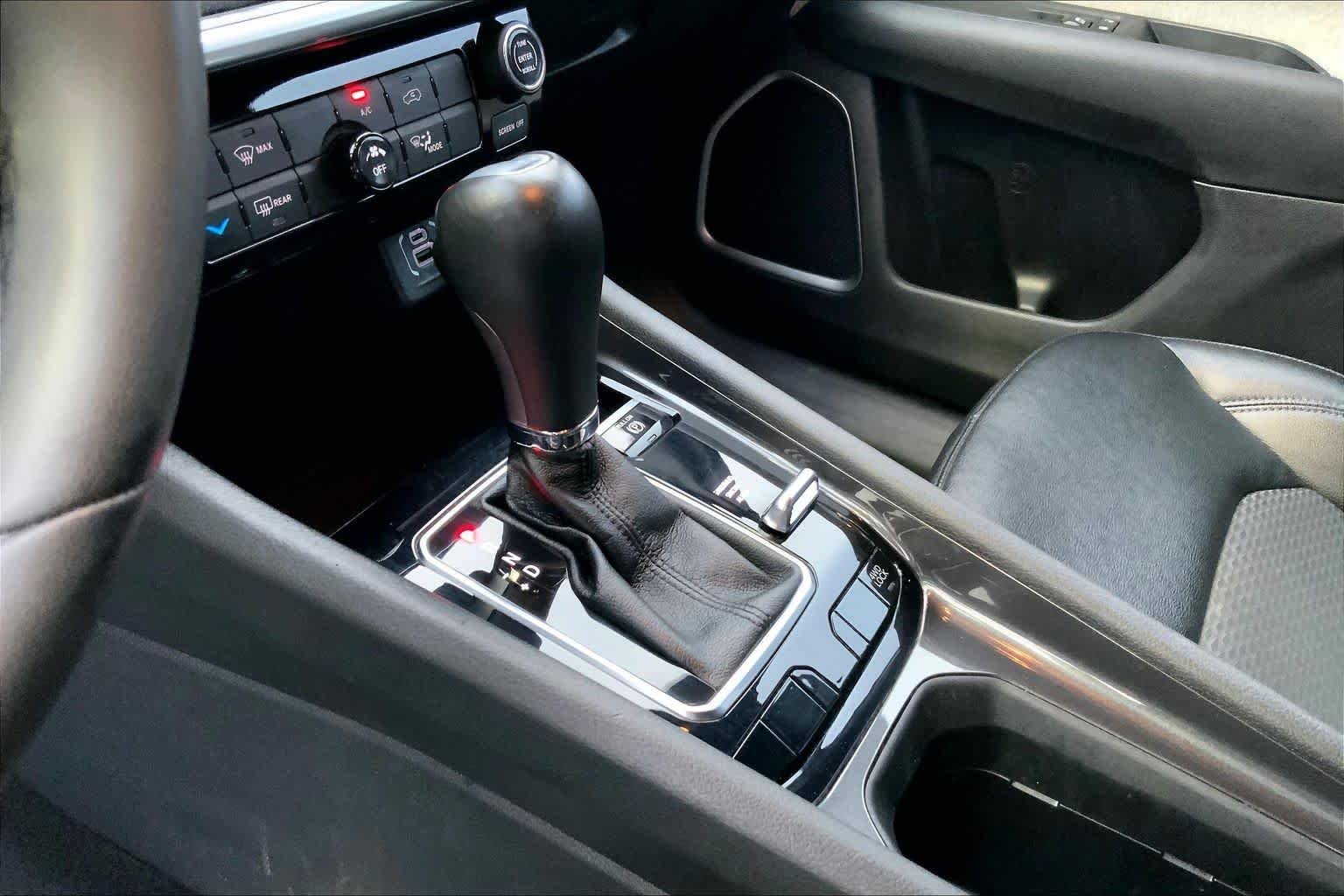 Used 2024 Silver Zynith Metallic Clearcoat Jeep Latitude image 16
