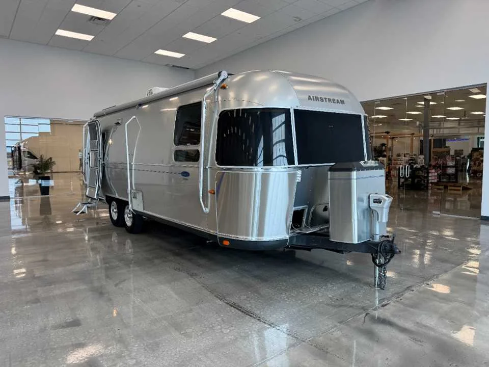 Used 2011 SILVER AIRSTREAM  image 6