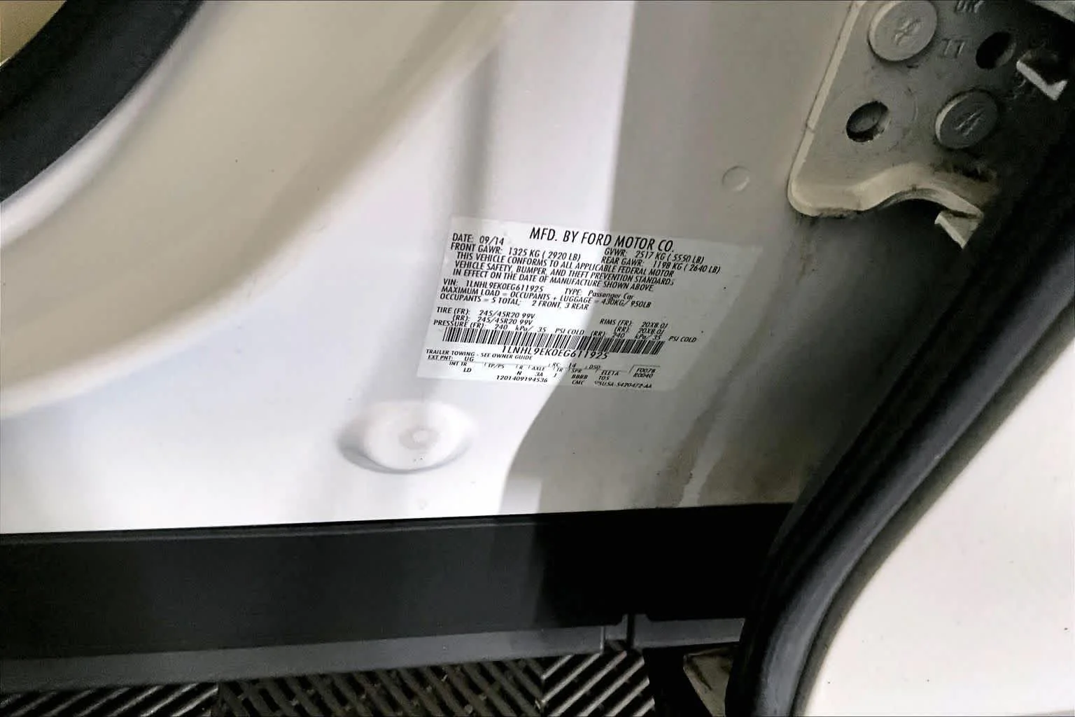 Used 2014 White Platinum Metallic Tri-Coat Lincoln  image 31