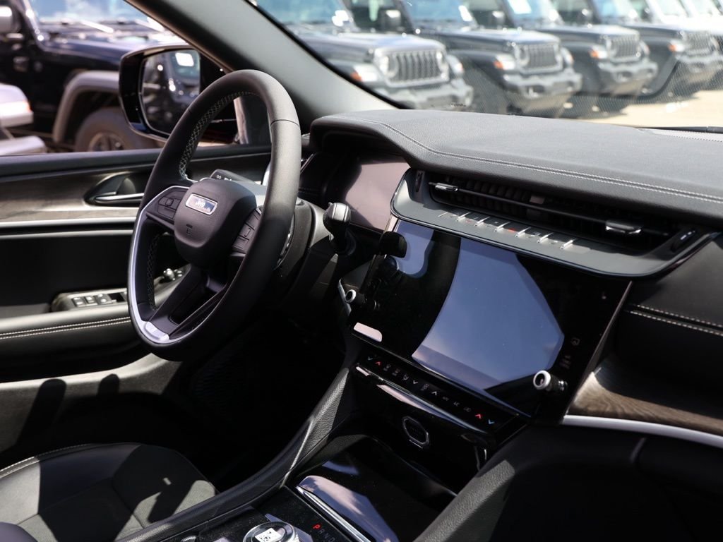 New 2026 Velvet Red Pearl-Coat Exterior Paint Jeep Laredo Altitude image 19