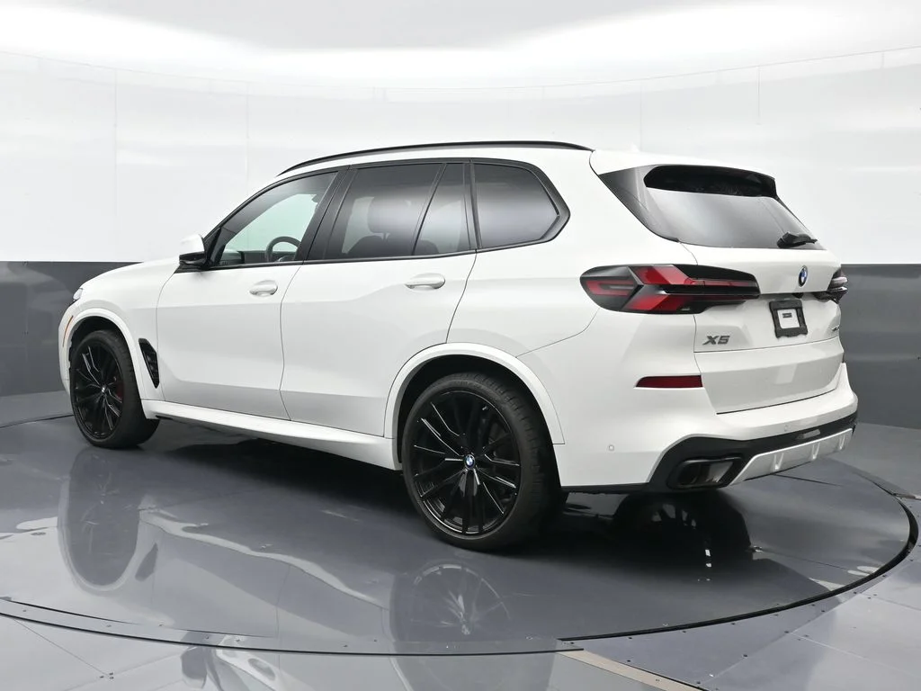 Used 2025 Alpine White BMW sDrive40i image 2