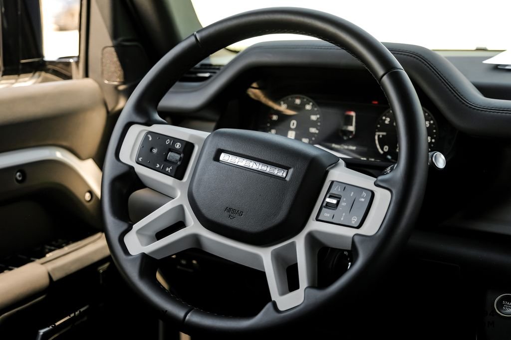 Used 2025 Fuji White Land Rover X-Dynamic SE image 13