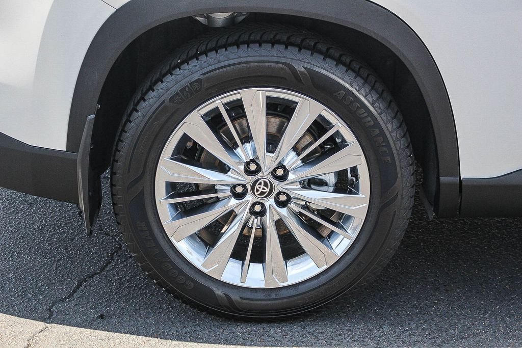 Used 2024 White Toyota Platinum image 11