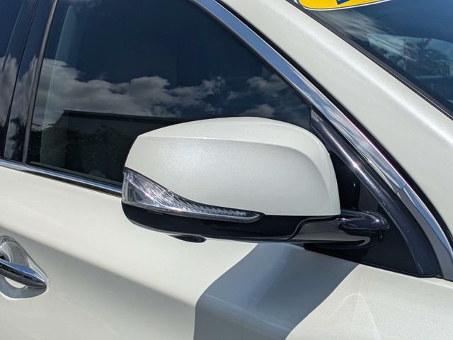 Used 2016 White INFINITI Base image 10