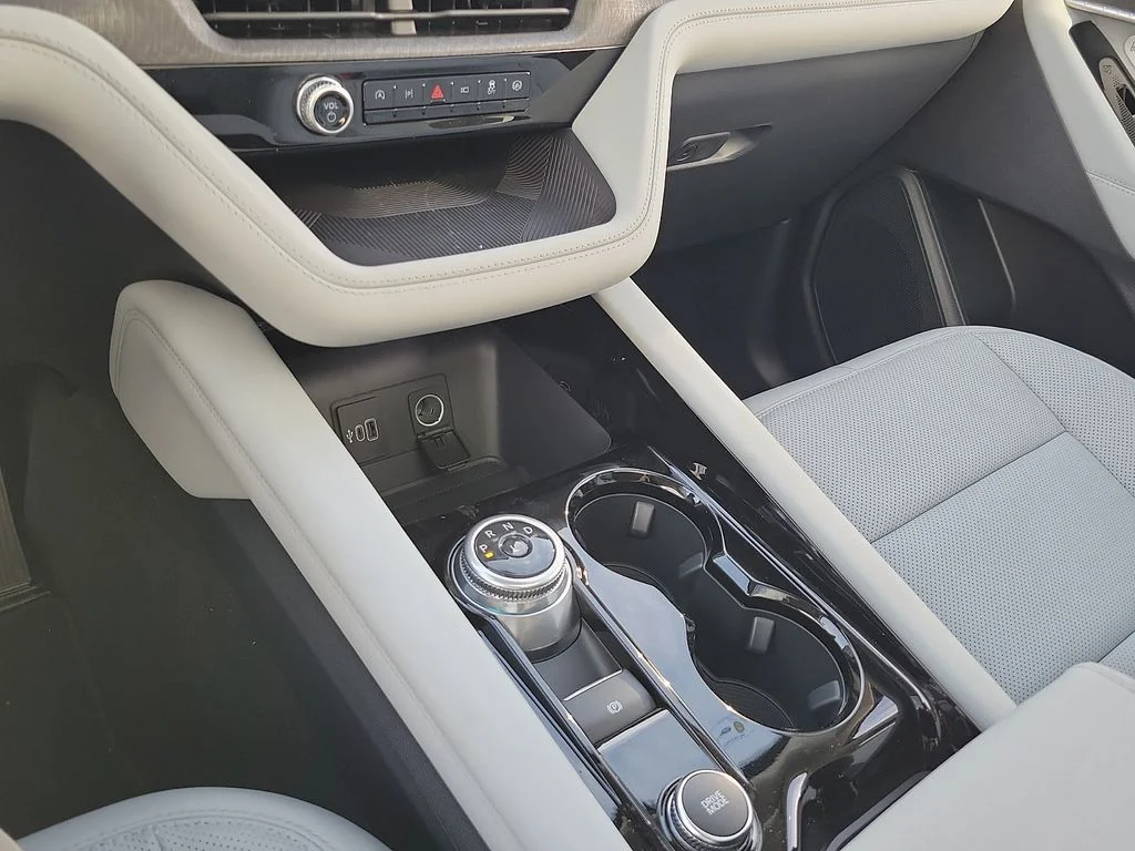 New 2026 Star White Metallic Tri-Coat Ford Platinum™ image 18