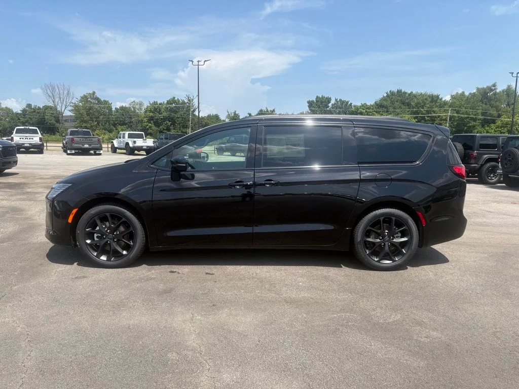 New 2027 Diamond Black Crystal Pearl-Coat Exterior Paint Chrysler Limited image 4