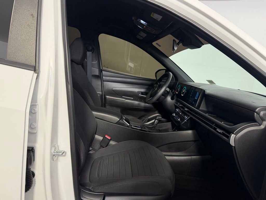 Used 2025 White Hyundai SE image 28