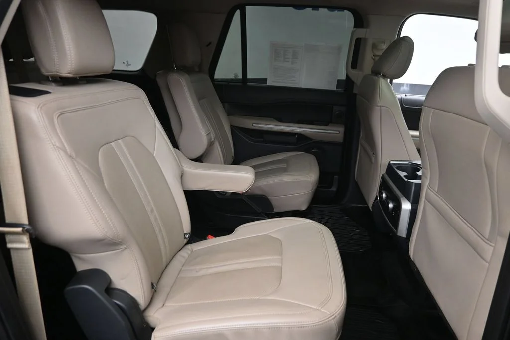 Used 2022  Ford Limited image 10