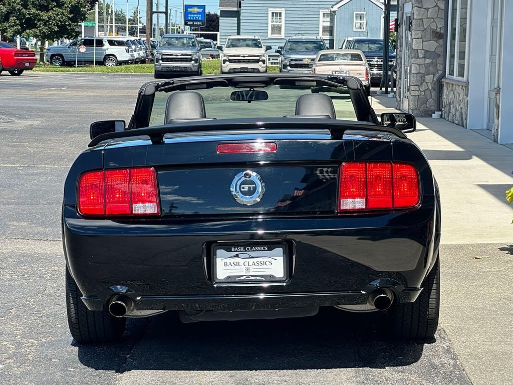 Used 2005 Black Ford  image 27