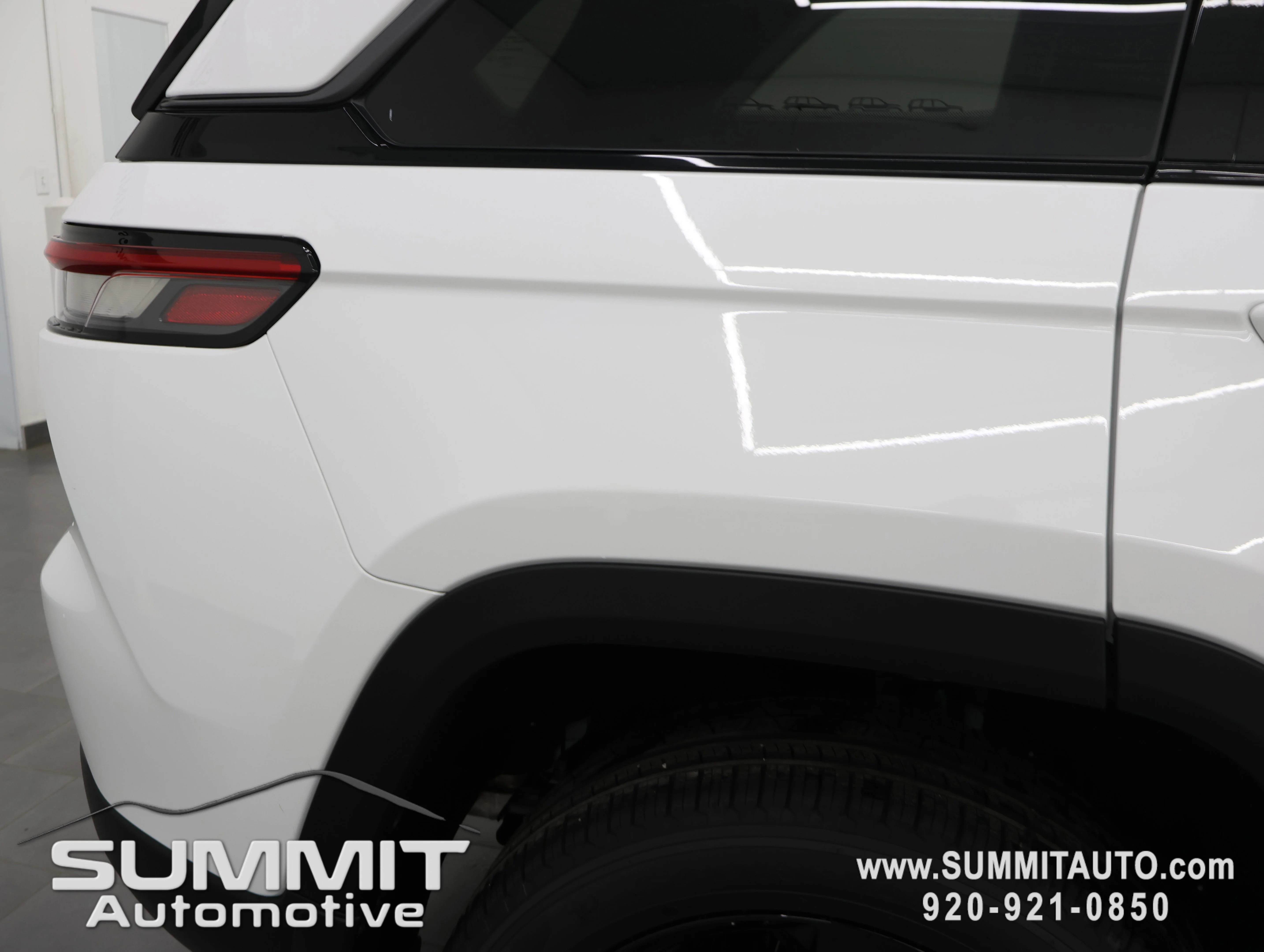 New 2026 Bright White Clear-Coat Exterior Paint Jeep Limited image 26