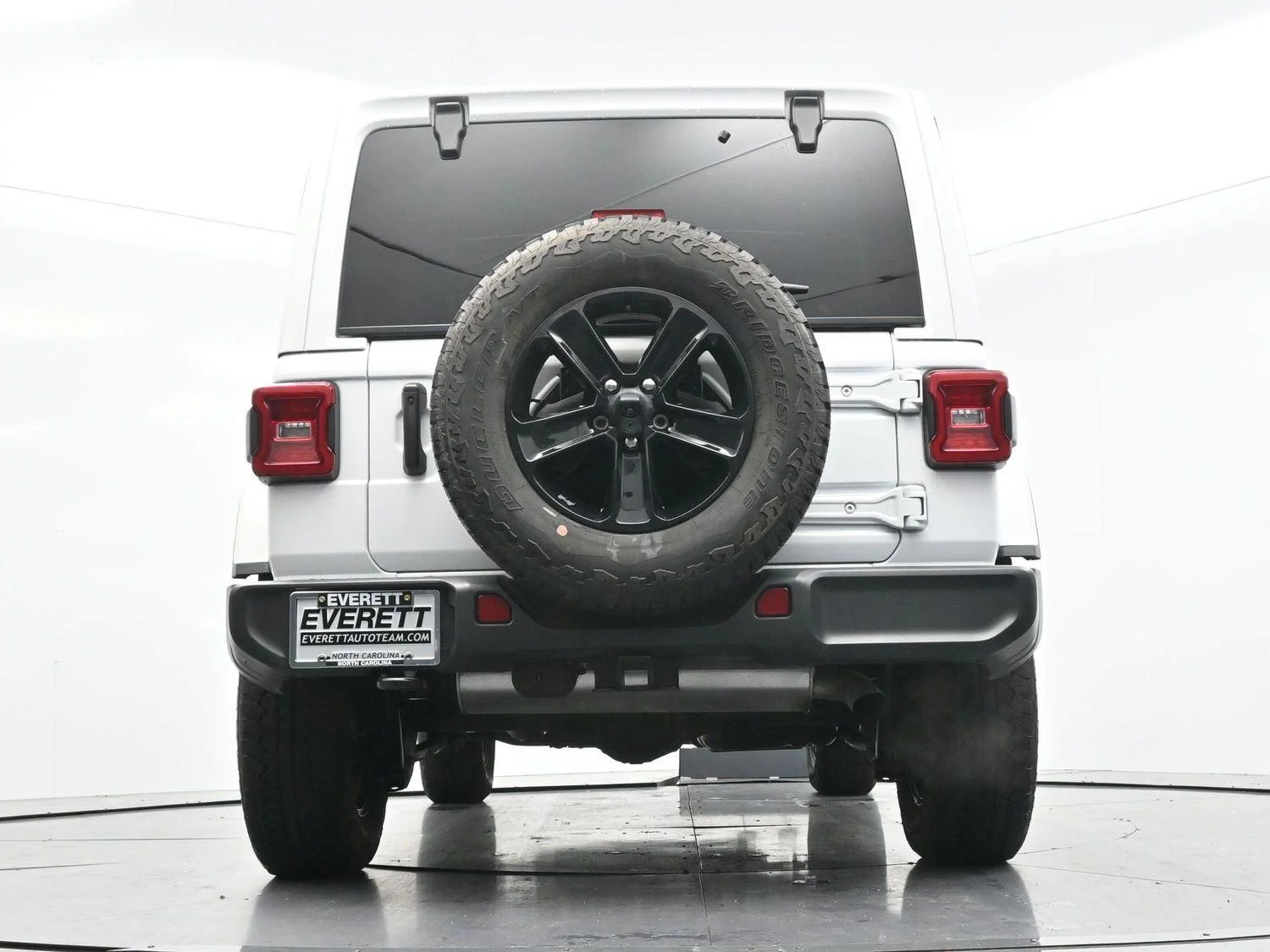 Used 2023 White Jeep Sahara Altitude image 47