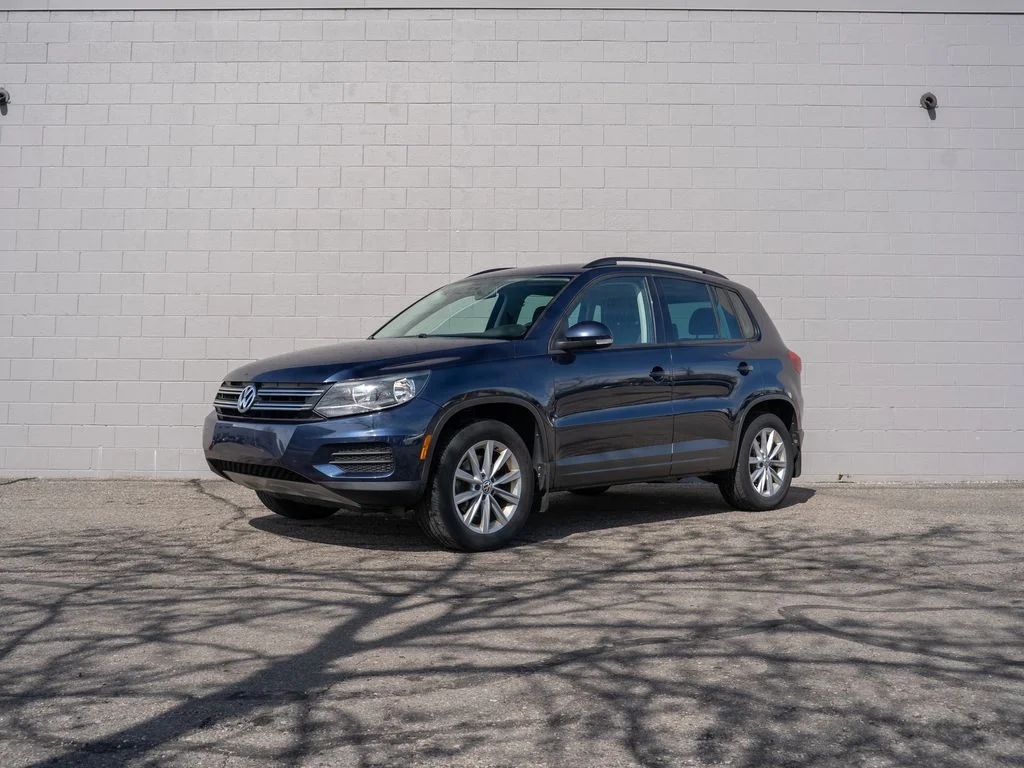 Used 2015 Blue Volkswagen SE image 1