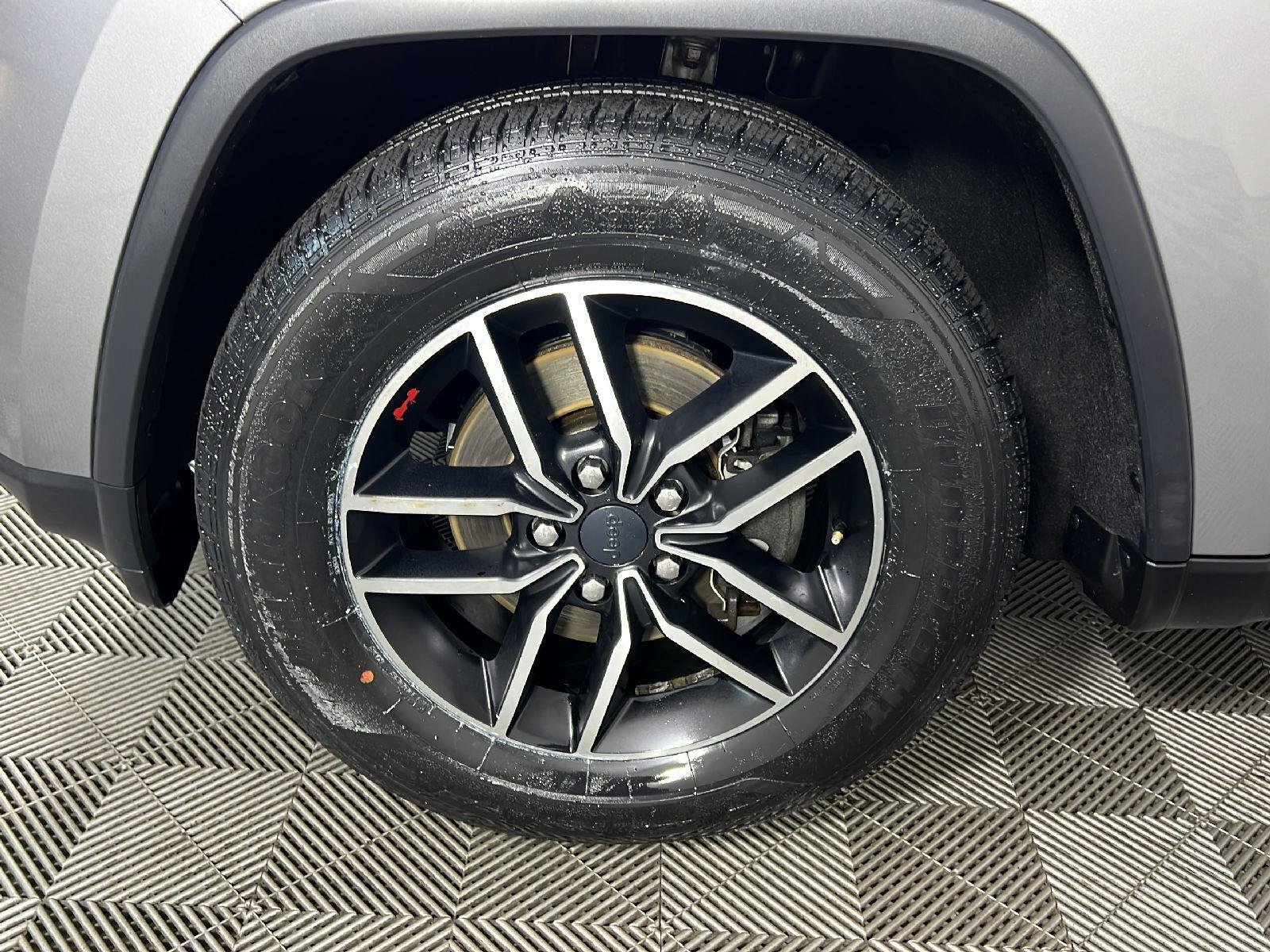 Used 2020 Billet Silver Metallic Clearcoat Jeep Trailhawk image 12