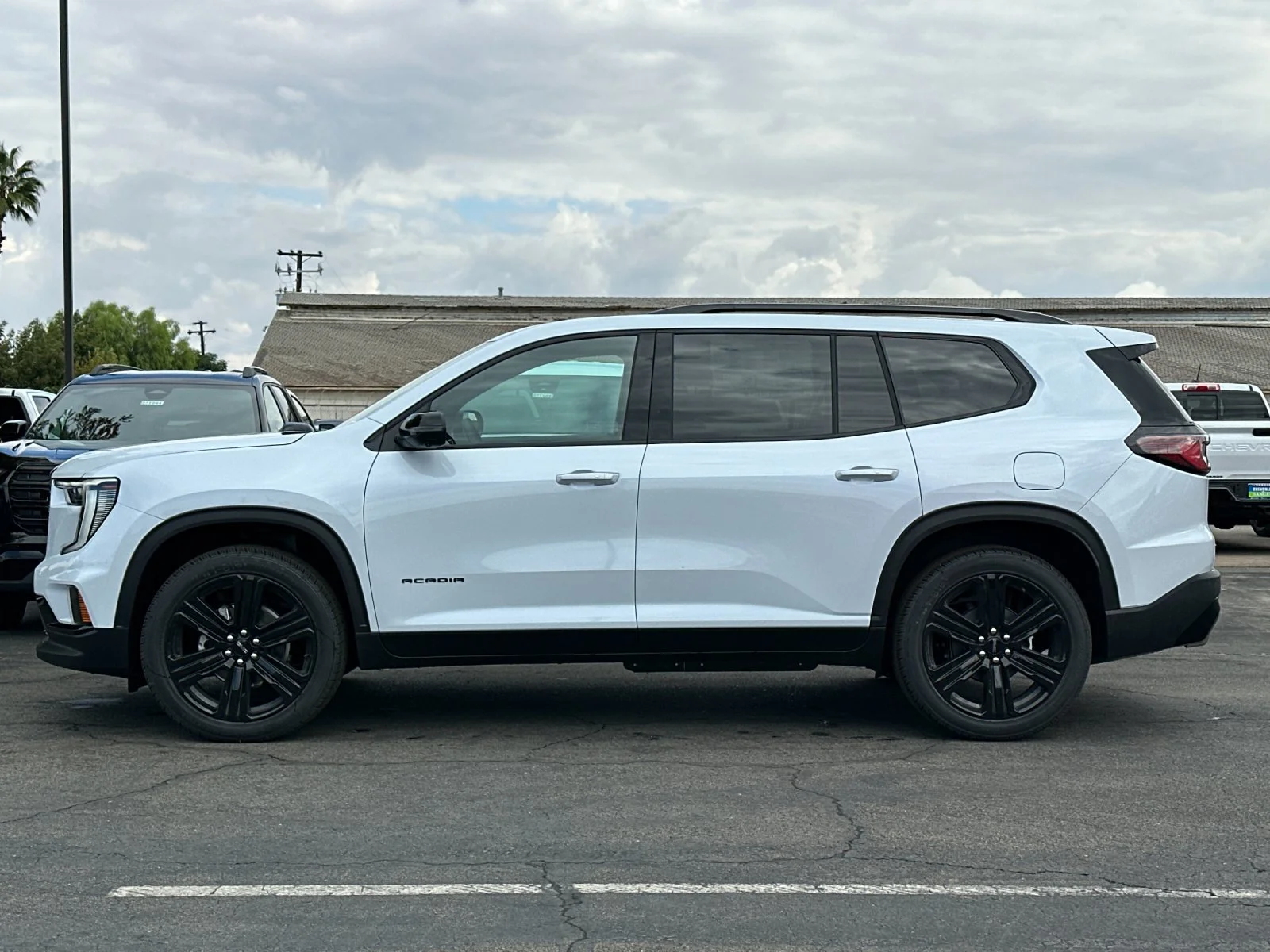 New 2027 Glacier White Tricoat GMC Elevation image 7
