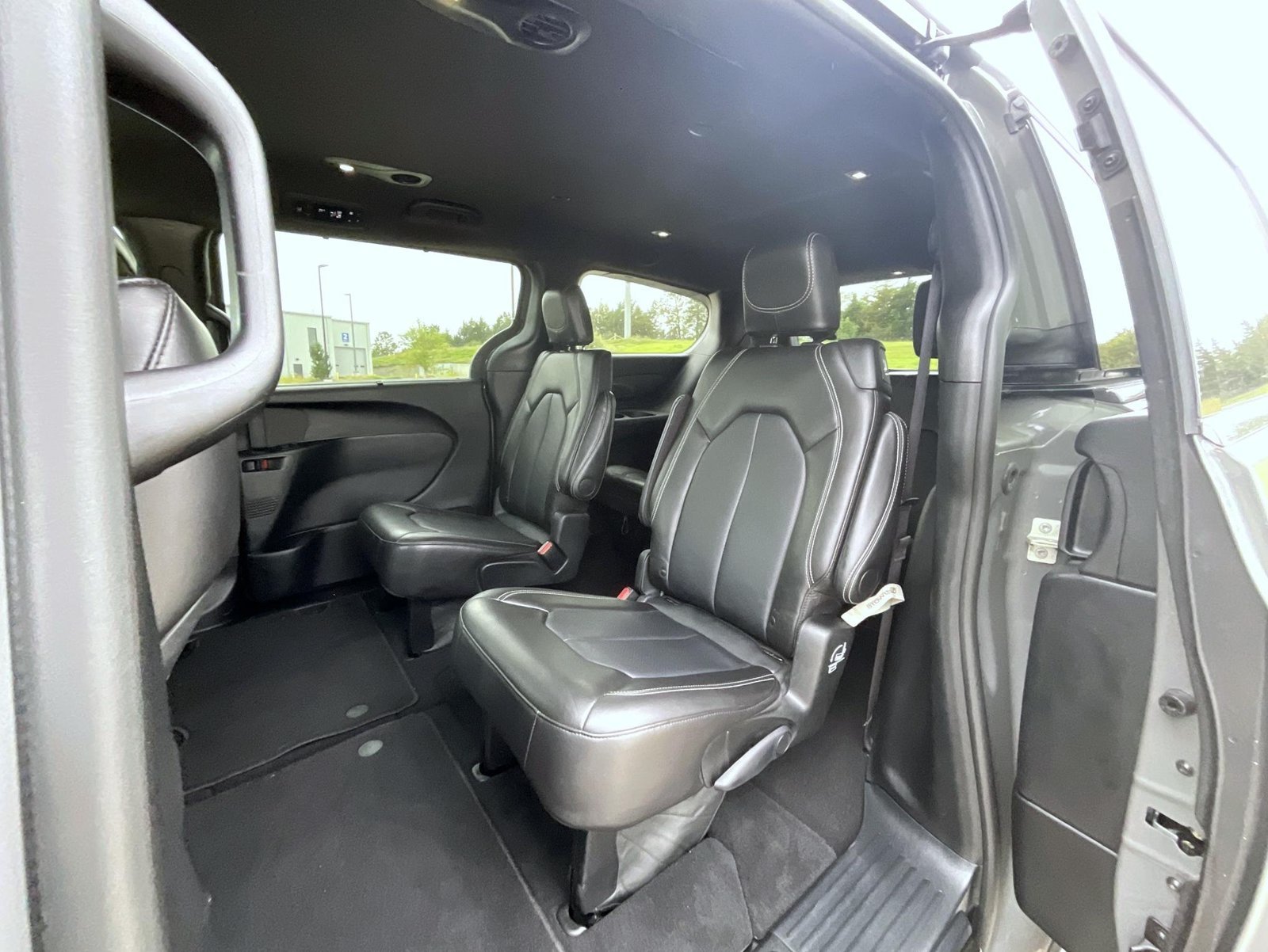 Used 2025 White Chrysler Select image 19
