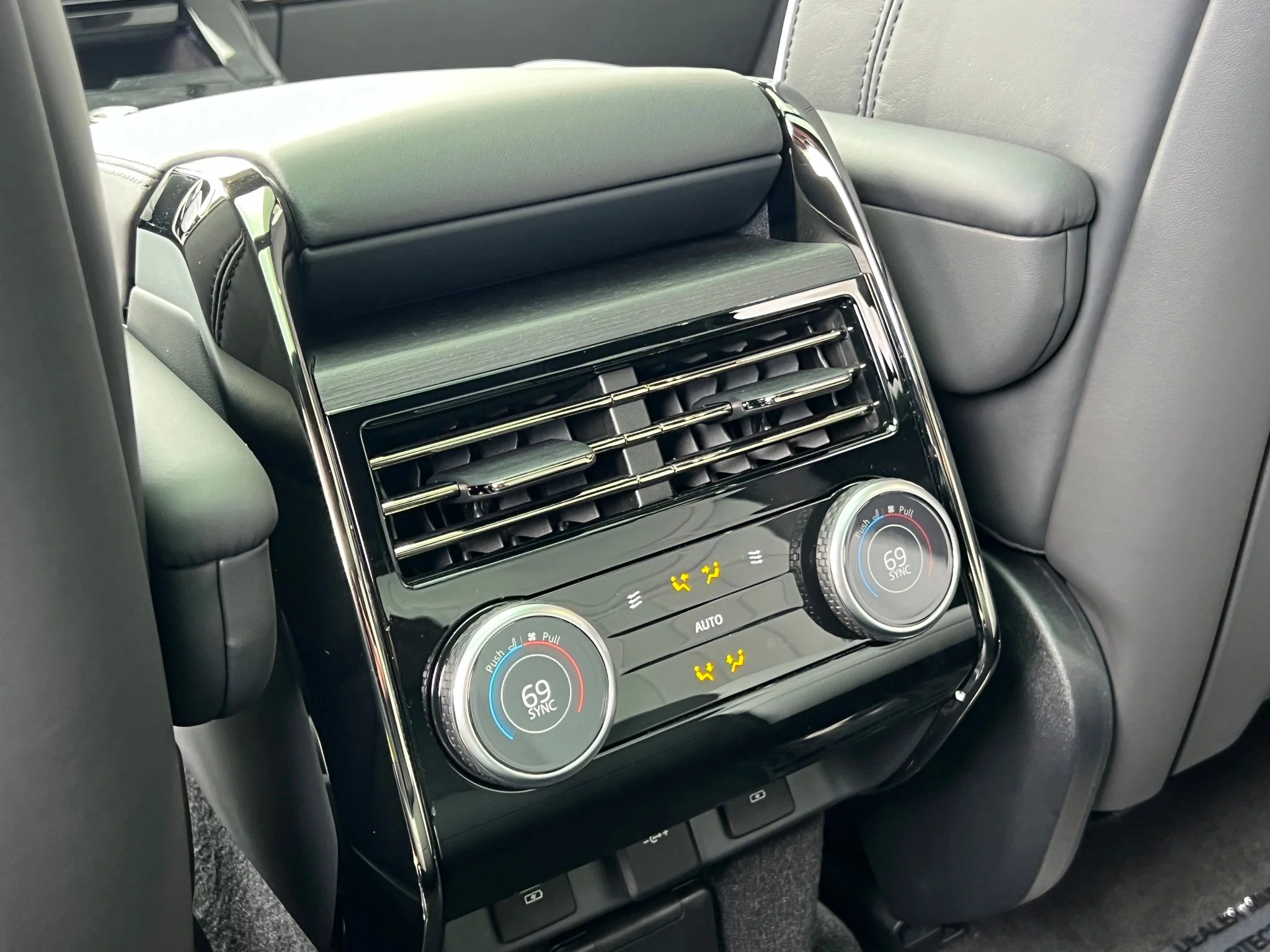 Used 2025 Red Land Rover Autobiography image 32