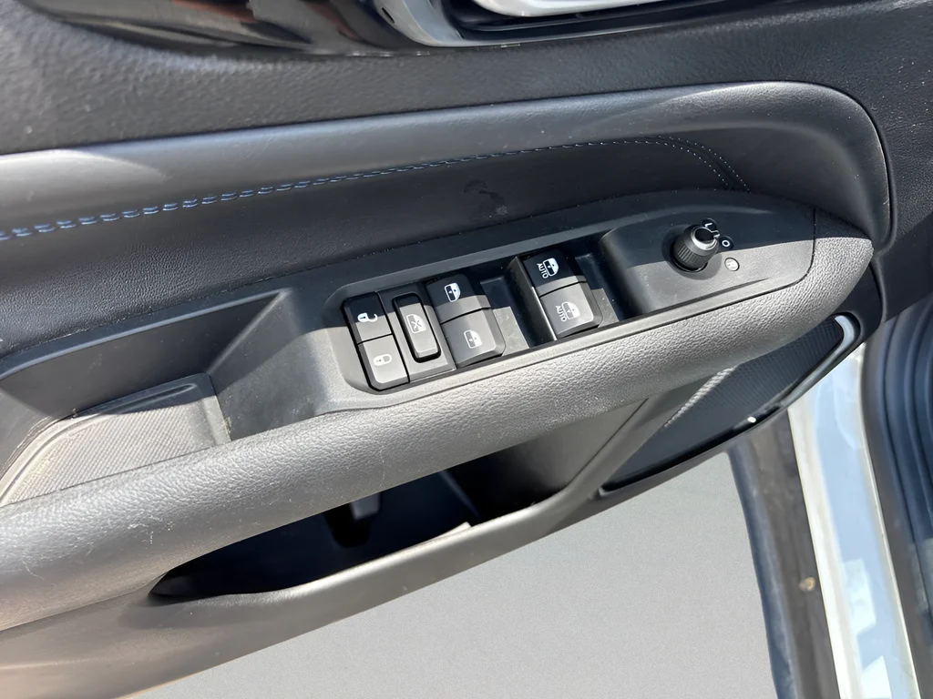Used 2025 Bright White Clearcoat Jeep Latitude image 24