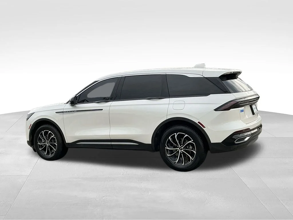 Used 2026 White Lincoln Premiere image 4