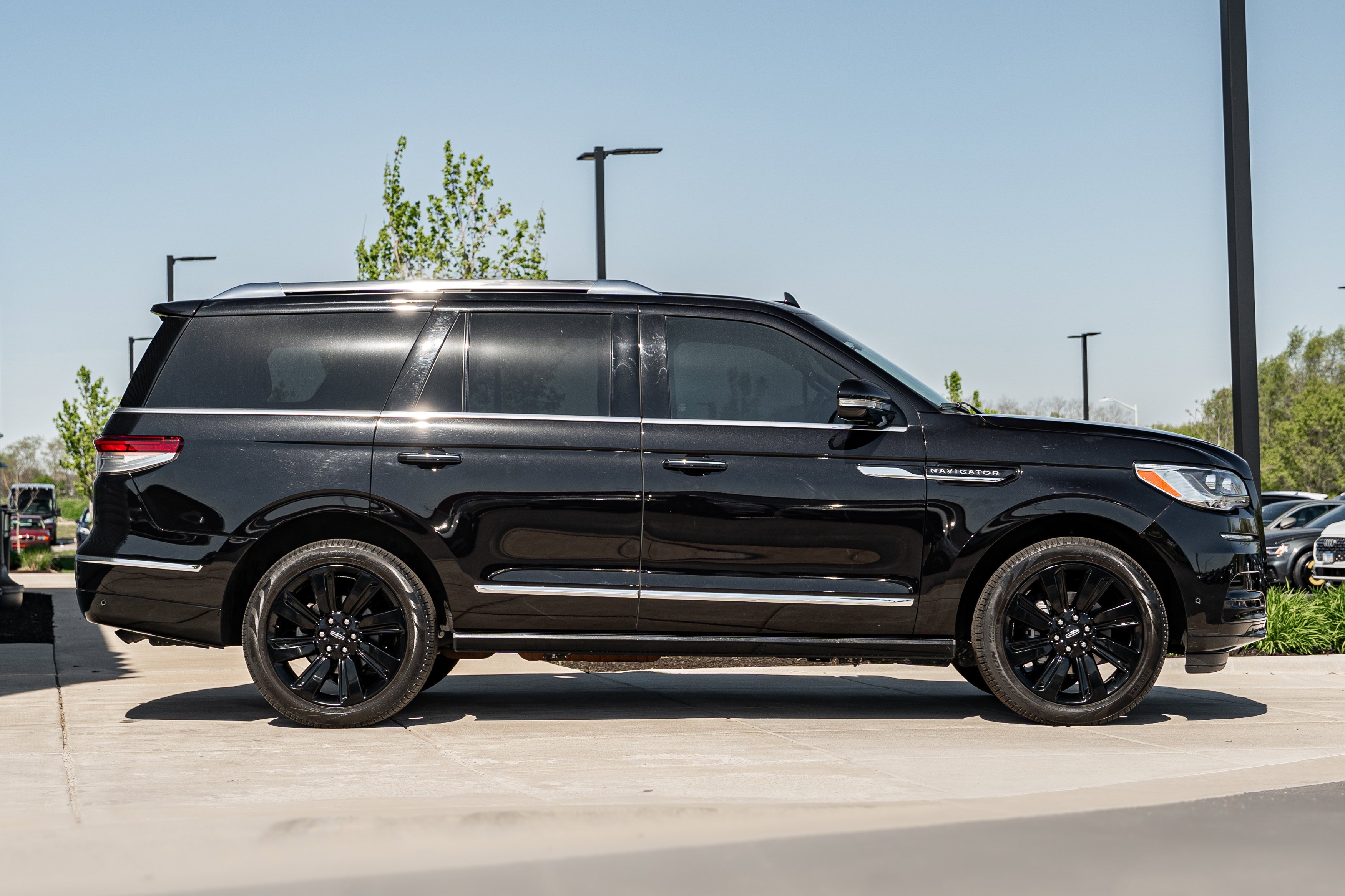 Used 2024 Infinite Black Metallic Clearcoat Lincoln Reserve image 3