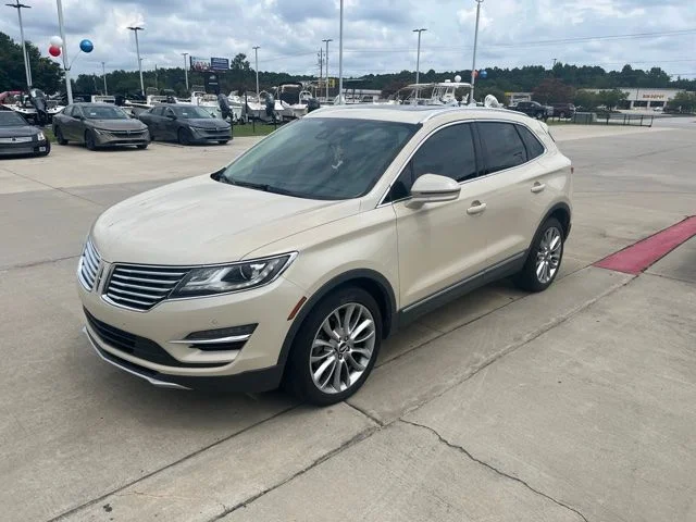 Used 2018 Beige Lincoln Reserve image 1