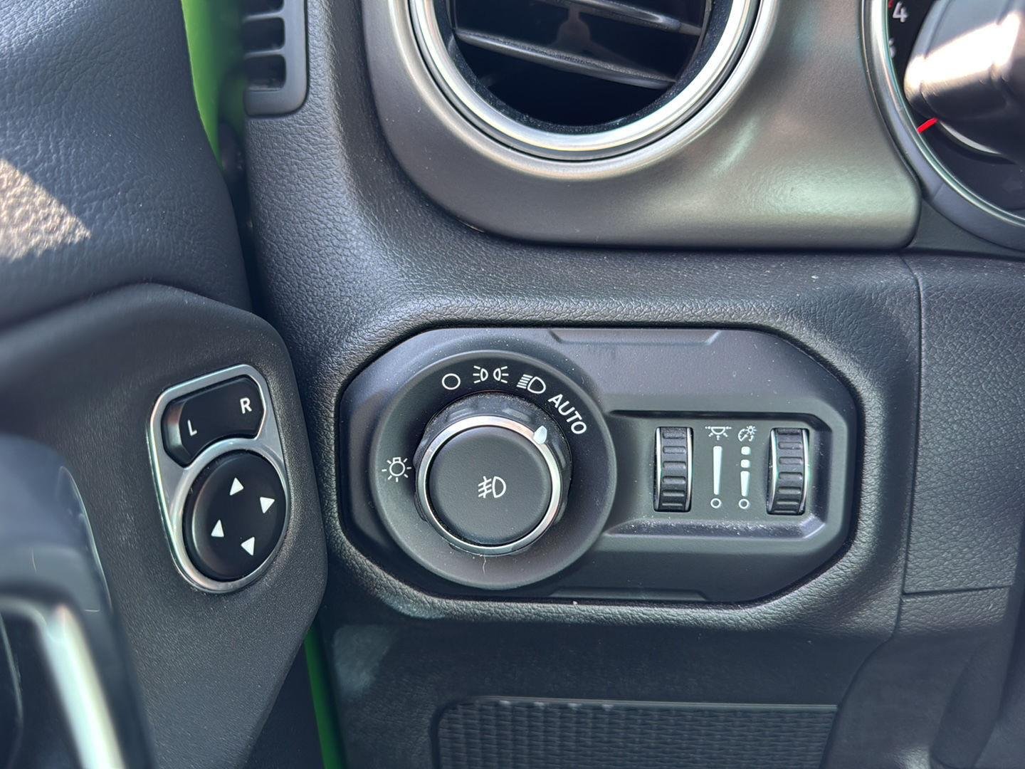 Used 2018 Mojito! Clearcoat Jeep Rubicon image 16