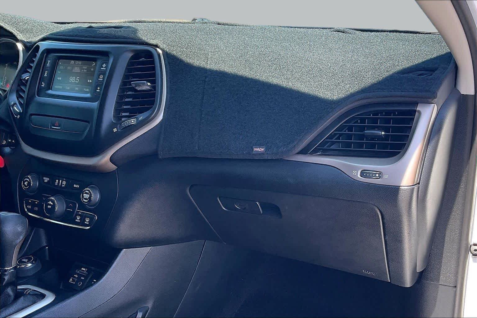 Used 2017 Bright White Clearcoat Jeep Altitude image 18